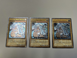 Yugioh! 3x Blue-Eyes White Dragon YSKR English 1. Edition Ultimate Rare - Image 1