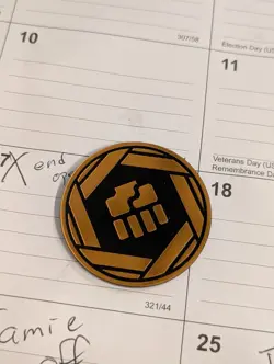 Pokemon TCG Fighting Energy Type Jumbo Coin 151 Tins - Image 1