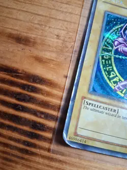 Yu-Gi-Oh DDS-002 Dark Magician Prismatic Secret Rare 2002 - Heavy Damage - Image 2