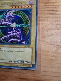 Yu-Gi-Oh DDS-002 Dark Magician Prismatic Secret Rare 2002 - Heavy Damage - Image 3