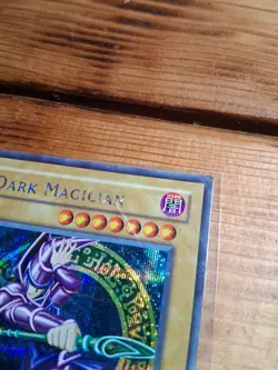 Yu-Gi-Oh DDS-002 Dark Magician Prismatic Secret Rare 2002 - Heavy Damage - Image 4