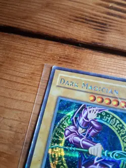 Yu-Gi-Oh DDS-002 Dark Magician Prismatic Secret Rare 2002 - Heavy Damage - Image 5