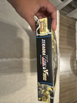 Pokemon TCG Zeraora VMAX & VSTAR Battle Box - Image 3