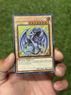 * BLUE-EYES WHITE DRAGON * 1ST EDITION SECRET RARE (CHIBI) BLMM-EN001 YUGIOH! - Image 2