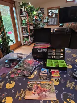 Weird N' Wild Creatures Knowledge Flash Cards 225, 133 Trading Cards Plus Fossil - Image 1