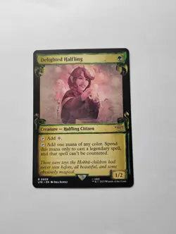Delighted Halfling (Showcase Scrolls) Universes Beyond: the Lord of the Rings - Image 1