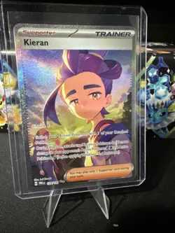 Kieran Trainer Holo Prismatic Evolutions Pokemon 174/131 - Image 1