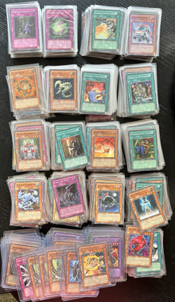 HUGE LOT, OVER 900 YU-GI-OH CARDS. VARIOS SETS, VARIOUS YEARS - Image 1