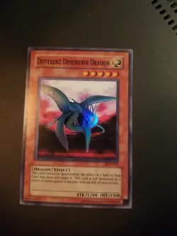 Yugioh Different Dimension Dragon DCR-015 Super Rarre 1st Edition Lp - Image 1