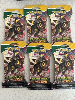 Pokemon TCG: Sword & Shield - Evolving Skies Sleeved Booster Pack (Umbreon Art) - Image 1
