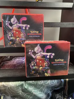 POKEMON BOX TEAM ROCKET DATABASE 2025 - Full Set Cards 148/148 Peru Edition Mew - Image 1