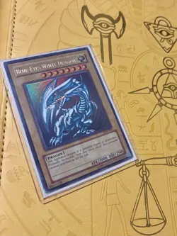 BLUE-EYES WHITE DRAGON ORIGINAL ULTRA RARE SDK-001 (HEAVILY PLAYED) YUGIOH! - Image 1