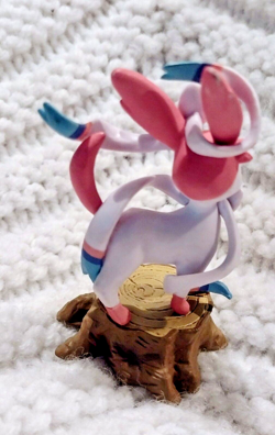 Pokemon Sylveon Collectible Figure 2013 Pokemon TCG Sylveon Collection Box - Image 3