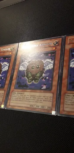 Yu-Gi-Oh! 3x Geflugelter Kuriboh, DP1-DE005, Rare, 1./2. Auflage, Deutsch, Good - Image 4