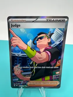 POKEMON DESTINED RIVALS - FULL ART - JUDGE TRAINER CARD 222/182 - Image 1