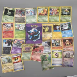 Lotto 23 Carte Pokemon (Reshiram, Lt Surge’s Pikachu) + Mini Album Darkrai - Image 1