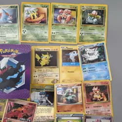 Lotto 23 Carte Pokemon (Reshiram, Lt Surge’s Pikachu) + Mini Album Darkrai - Image 3