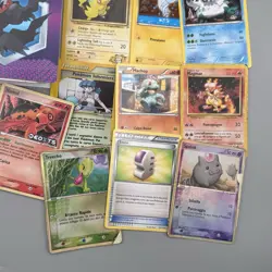 Lotto 23 Carte Pokemon (Reshiram, Lt Surge’s Pikachu) + Mini Album Darkrai - Image 4
