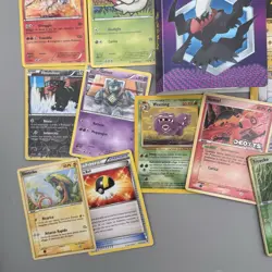 Lotto 23 Carte Pokemon (Reshiram, Lt Surge’s Pikachu) + Mini Album Darkrai - Image 5