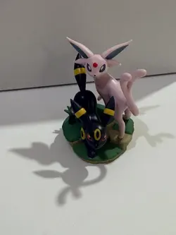 UMBREON AND ESPEON EX PRISMATIC EVOLUTIONS PROMO CARDS FIGURE PIN AND FIGURINE - Image 4