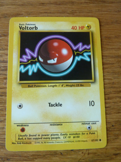Voltorb 67/102 - Common 1999 English Base Set Pokemon Card - Near Mint (NM) - Image 1