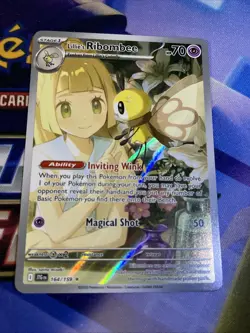 Pokemon TCG Lillie's Ribombee 164/159 Sv09: Journey Together Holo - Image 1