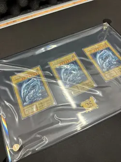 Yu-Gi-Oh ! 25th Anniversary Ultimate Kaiba Blue-Eyes White Dragon with Case Set - Image 1