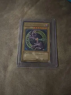 Yugioh Dark Magician SDY-006 FULL FOIL BLEED Unlimtied DMG Holo Ultra Rare - Image 1