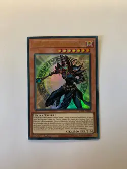 Yugioh Karte: Dunkler Magier, der Magier der schwarzen Magie (INFO-DE006) - Image 1