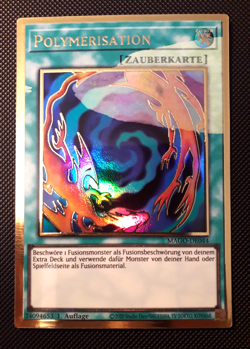 Yu-Gi-Oh! Polymerisation, MAGO-DE044, Gold Rare, 1. Auflage, Misprint, Near Mint - Image 1