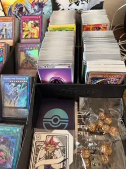 Pokemon, Yu-gi-oh Kartensammlung, viele Holos und Zubehor - Image 5