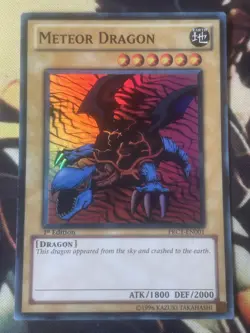 Yugioh: Meteor Dragon - PRC1-EN001 - Super Rare - 1st Edition - LP - Image 1