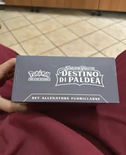 POKEMON ETB DESTINO DI PALDEA SET ALLENATORE FUORICLASSE - (ITA) SEALED - Image 2