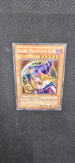 YUGIOH 2003 | DARK MAGICIAN GIRL | MFC-000 | 1ST EDT | VG - EXCELLENT | SCR - Image 1