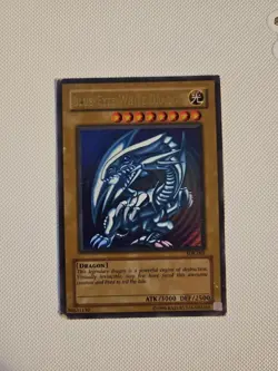 Blue-Eyes White Dragon SDK-001 Starter Deck Kaiba Unlimited Heavy Play - Image 1