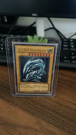 Yu-Gi-Oh! TCG 2002 Blue Eyes White Dragon HOLO. SDK-001 Starter Deck Kaiba Deck - Image 1