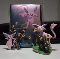 Pokemon TCG - Prismatic Evolutions Figure Collection Sleeves, Pin and Figurine - Image 1