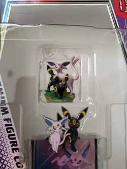 Pokemon TCG - Prismatic Evolutions Figure Collection Sleeves, Pin and Figurine - Image 3