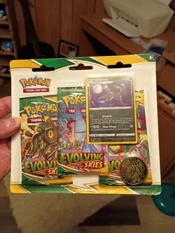Pokemon Trading Card Game: Sword and Shield Evolving Skies - Three Pack Blister - Image 1