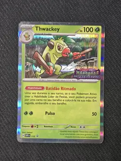 Portuguese Thwackey SVP 115 STAFF Prerelease Promo Twilight Masquerade Pokemon - Image 1