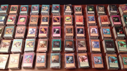 1000 YUGIOH CARDS ULTIMATE LOT YU-GI-OH! COLLECTION WITH 50 HOLO FOILS & RARES!! - Image 1