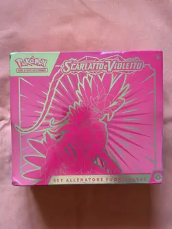 Pokemon Scarlatto e Violetto Etb Set Allenatore Fuoriclasse Koraidon Italiano - Image 1