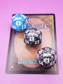 Core Set Trio 2019-2021 - Black/Blue Speckled d20 3 Pack - Countdown Di - MTG - Image 1