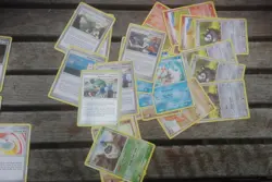 USED 193 X POKEMON CARDS MIXED WITH COLLECTION BOX IN VERY GOOD CONDITION - Image 4