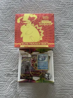 Pokemon TCG: Sword & Shield-Vivid Voltage Elite Trainer Box & 3 pack blister 820650807688 - Image 1