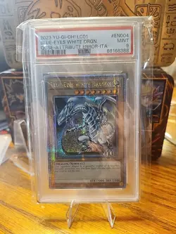 2023 YU-GI-OH LC01 BLUE EYES WHITE DRAGON QCSE-ATTRIBUTE ERROR-ITA #EN004 - Image 1