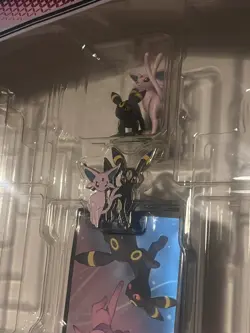 Pokemon TCG - Prismatic Evolutions Figure Collection Sleeves, Pin and Figurine - Image 2