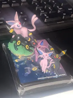 Pokemon TCG - Prismatic Evolutions Figure Collection Sleeves, Pin and Figurine - Image 3