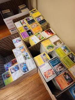 4000 Mixed Pokemon Cards - Com, Unc, Rares, Holo, reverse holos. Lot 3 - Image 1