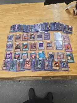 Huge yugioh card lot Vintage 139 Cards - Image 1